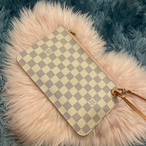 Louis Vuitton Damier wristlet - Picture 2 of 5